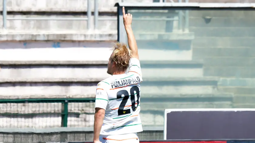 Joel Pohjanpalo festeggia il suo gol a Cosenza