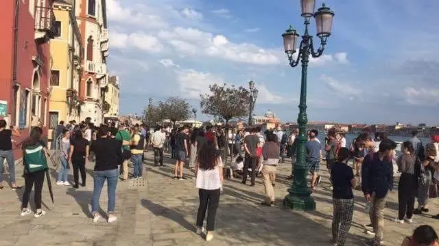 Gli studenti evacuati dalla biblioteca alle Zattere