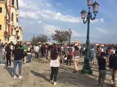 Gli studenti evacuati dalla biblioteca alle Zattere