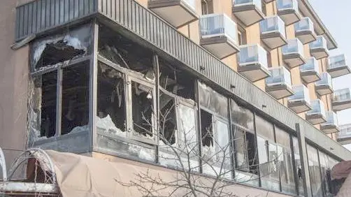 L’ex hotel Nuovo Express, andato a fuoco già altre due volte e che sarà del tutto smantellato e ripulito