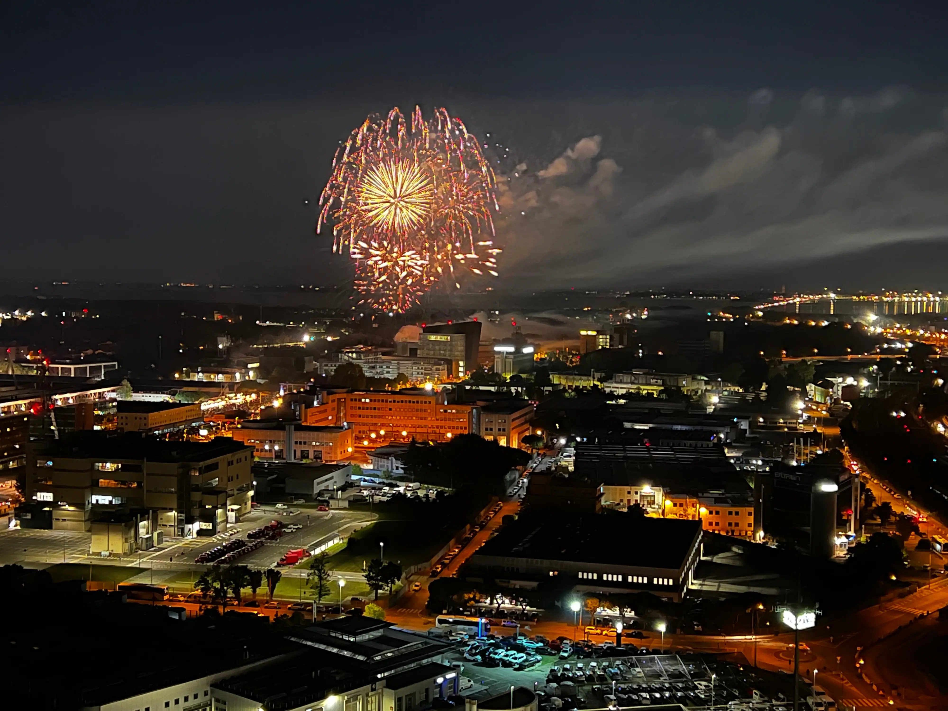 Venerdì sera alle 22 dalla zona di "Mes3Land", il lunapark di via Torino, sono partiti i fuochi d'artificio per festeggiare il patrono di Mestre, San Michele. Ecco lo spettacolo immortalato dal nostro fotografo, Lorenzo Porcile
