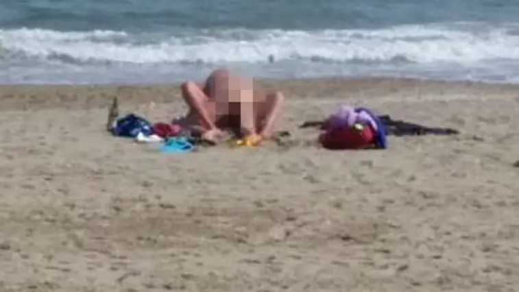 La coppia scatenata in spiaggia a Cavallino poco prima dell'arrivo della polizia locale