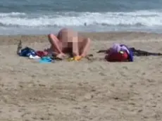 La coppia scatenata in spiaggia a Cavallino poco prima dell'arrivo della polizia locale