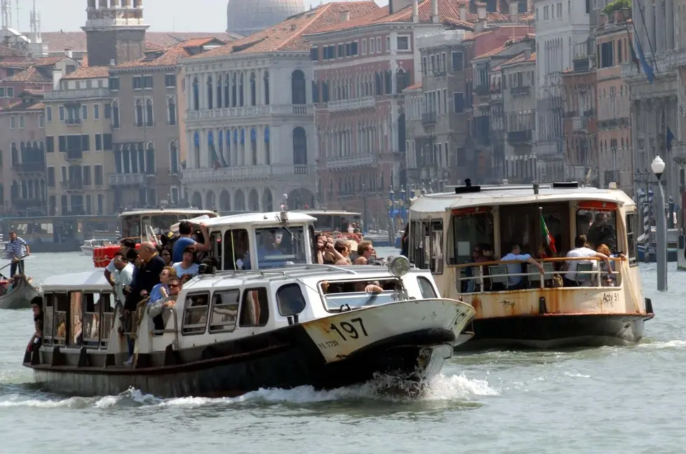 Venezia, 29.05.2006.- Traffico in Canal Grande di mezzi ACTV.- Interpress/Vitucci