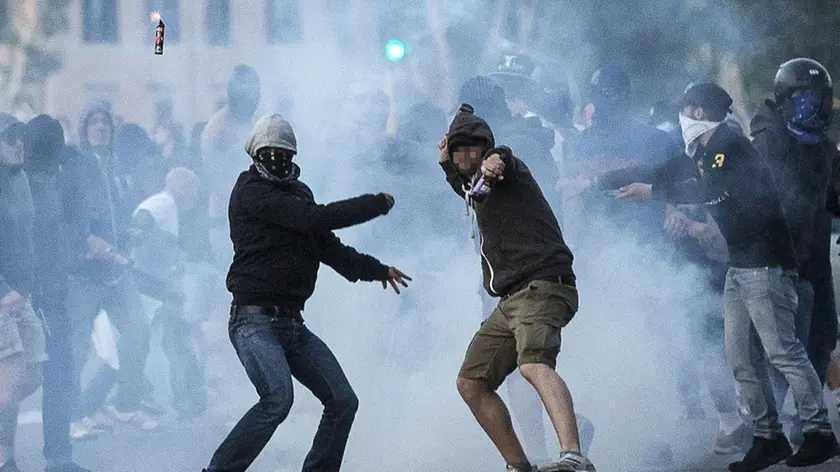 Supporters face policemen outside Olimpico Stadium at the end of Italian Serie A soccer match between As Roma and Ss Lazio, Rome 25 May 2015. Two soccer fans were stabbed near the Olympic stadium before the highly anticipated Roma-Lazio derby, police said Monday. The pair, each stabbed in the abdomen, were rushed by ambulance to hospital as code red emergencies.ANSA/ANGELO CARCONI