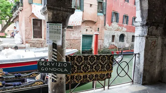 Cartelli e drappi a Santi Apostoli per attirare i turisti