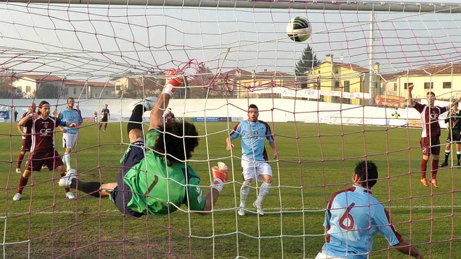 (CRUCCU) PORTOGRUARO 20/11/2011 MATTEO BOEM PORTOGRUARO (MAGLIA GRANATA) VS TRAPANI IL I¡ GOL DEL PORTOGRUARO