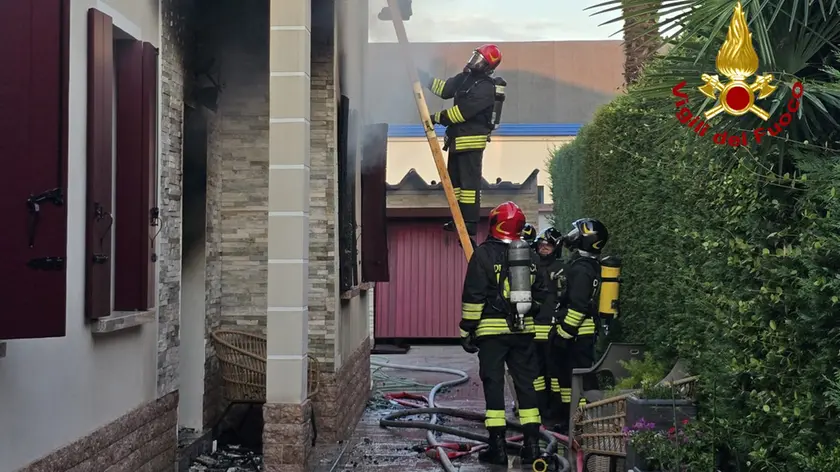 Incendio distrugge una casa a Marghera