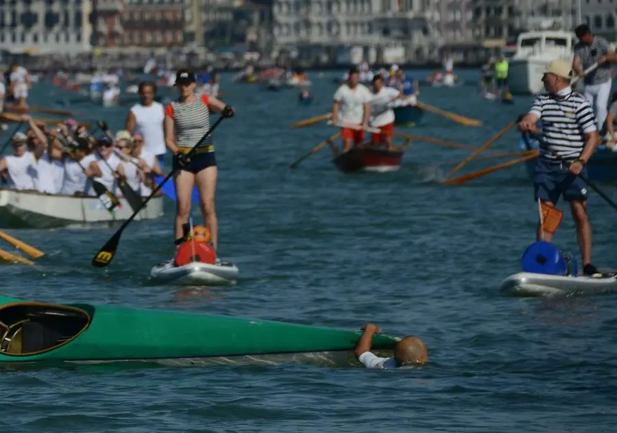 Interpress\M.Tagliapietra Venezia 20.05.2018.- Vogalonga, partenza in bacino San Marco. Partecipante caduto in acqua.