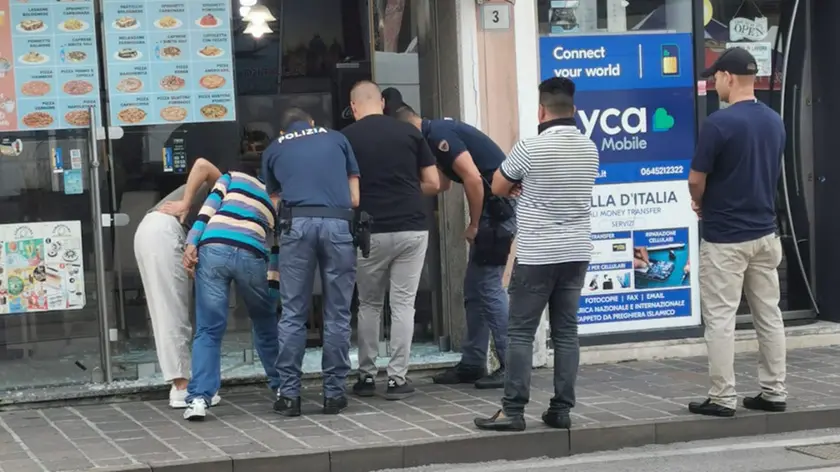 Mestre, spaccata al pizza kebab di piazza Barche