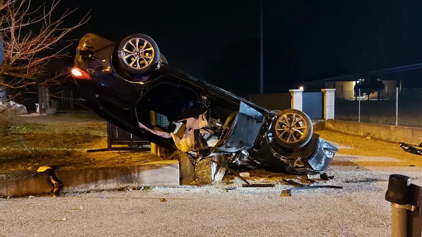 La Ford Mondeo cappottata dopo il terribile incidente (foto Agenzia Pòrcile)