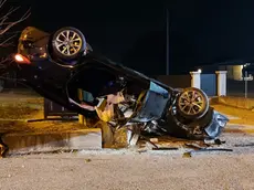 La Ford Mondeo cappottata dopo il terribile incidente (foto Agenzia Pòrcile)