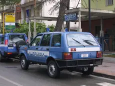 Jesolo (VE):.I mezzi della polizia in commissariato dopo l'irruzione ai giostrari vicinol'Acqualandia..10/07/2001 © Light Image Studio..Mion.