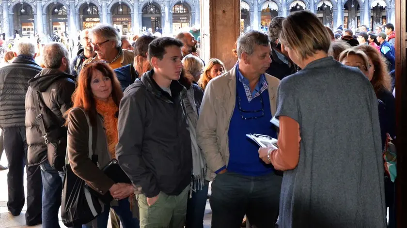 Interpressa/Mazzega Venezia, 22.10.2015.- ore 15,30 coda di visitatori allo Spazio Olivetti di Piazza San Marco per la Mostra fotografica Venezia e le Grandi Navi di Gianni Berengo Gardin.-