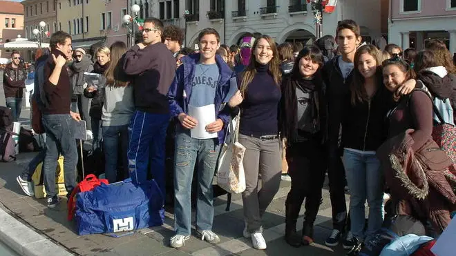 mestre:giovani volontari in piazza