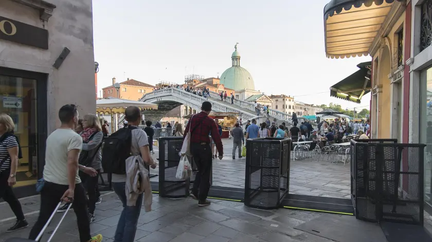 Sono stati installati a Venezia i primi tornelli in metallo che serviranno da questo week end per fermare e deviare i turisti nel caso di eccessivo afflusso, 27 aprile 2018. ANSA/RICCARDO GREGOLIN