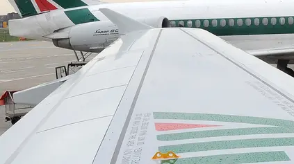 Aerei dell'Alitalia in pista a Linate in una foto d'archivio. ANSA / DANIEL DAL ZENNARO