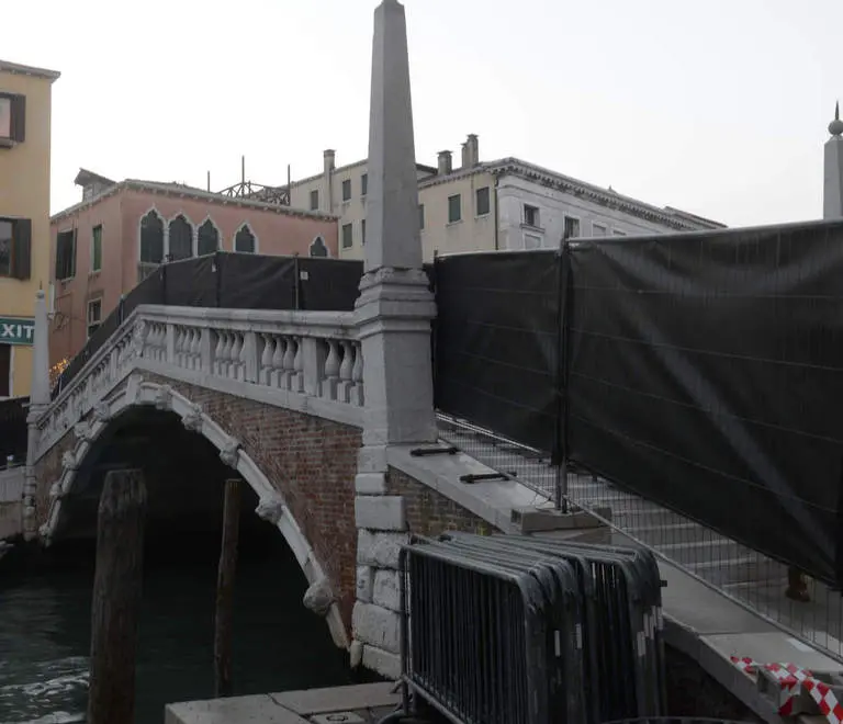 Venezia, 26/01/18 - copertura del ponte delle guglie ©Vision/Vela