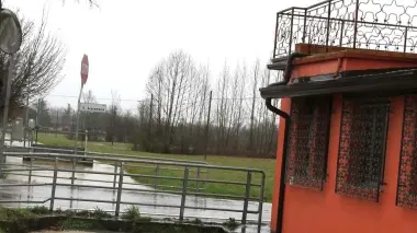L’acqua minacciosa in via Gatta e, a destra, l’autofficina allagata. Sotto, Mariano Carraro