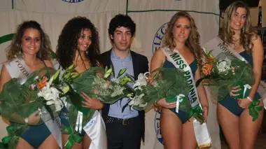 Renzo Bossi tra le Miss elette. Era lui il presidente della giuria