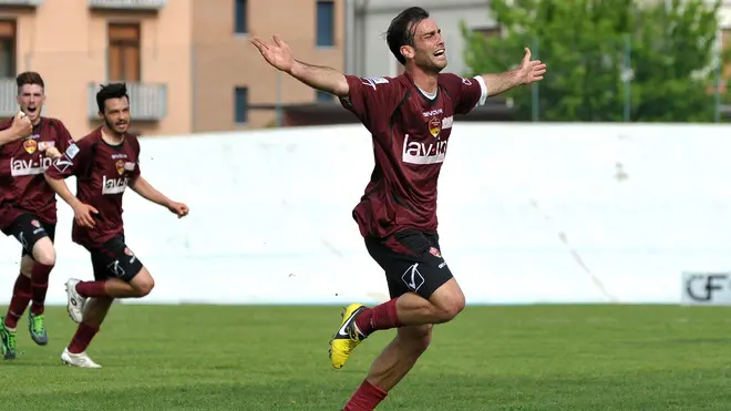 (CRUCCU) PORTOGRUARO 05/05/2013 MATTEO BOEM PORTOGRUARO (MAGLIA GRANATA) VS ALTOADIGE L' ESULTANZA DEL N¡17 ORLANDO (PORTOGRUARO) DOPO IL GOL