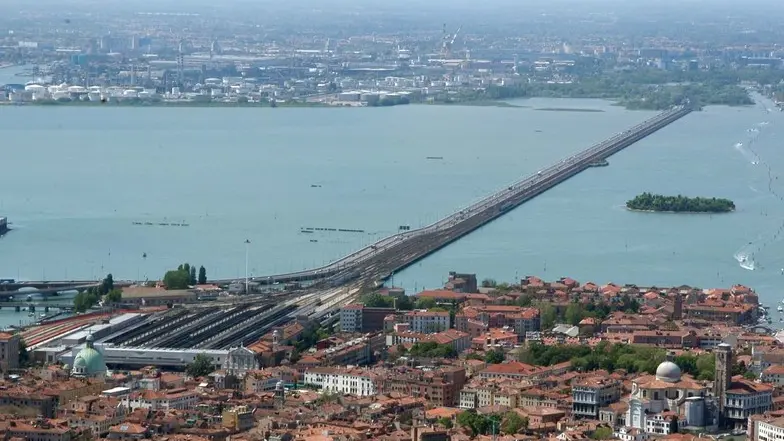 Interpress/Mazzega Venezia, 22.04.2015.- FOTO AEREE Nella foto Venezia e Ponte della Libertà