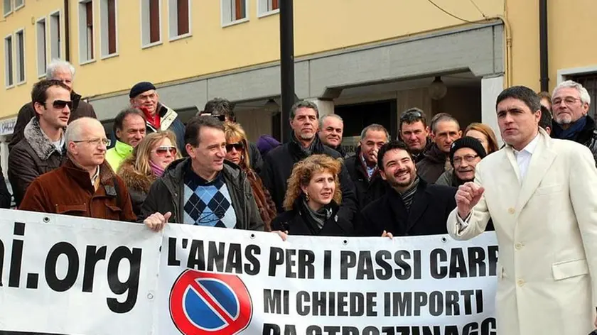 MALAGOLI..MORELLO E COMITATO PASSI CARRAI CODEVIGO MALAGOLI.. - L'inviato di Striscia La Notizia Moreno Morello ieri mattina a Codevido e a Valli di Chioggia per il caso dei passi carrai