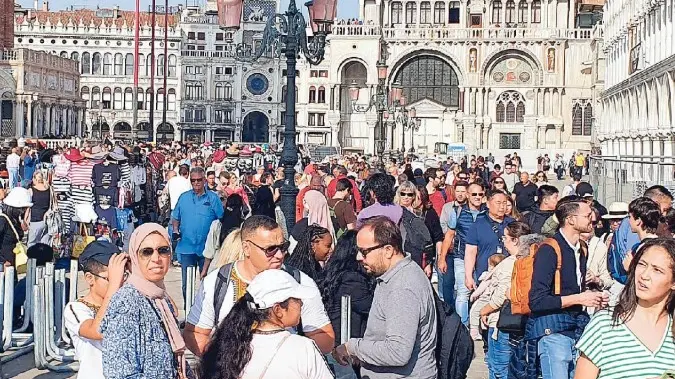 Folla di turisti in piazza San Marco