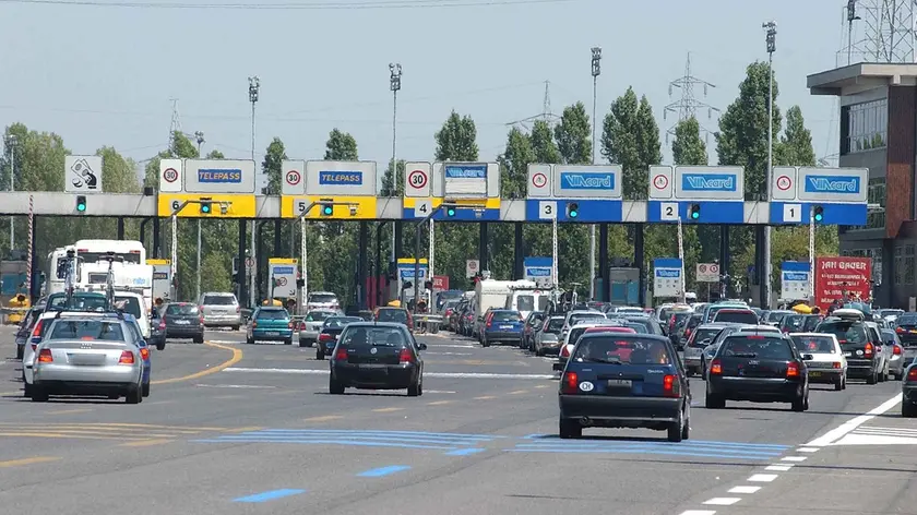 Una barriera autostradale con varchi telepass