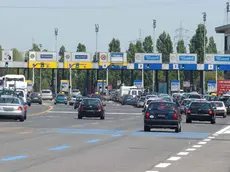 Una barriera autostradale con varchi telepass
