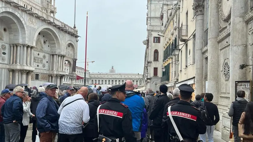 I tre avrebbero approfittato di un momento di distrazione per sfilare il portafogli dallo zaino della turista