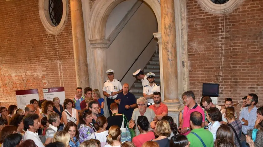 Interpress/Mazzega Venezia, 27.06.2016.- Cà Farsetti, sospesa l'Assemblea Sindacale.- Nella foto comunali ascoltano i loro rappresentanti.- intervento di Mario Ragno UIL