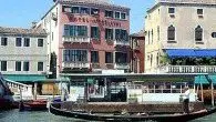 Due immagini dell’hotel Bellini del Gruppo Boscolo ai piedi del Ponte degli Scalzi sul Canal Grande