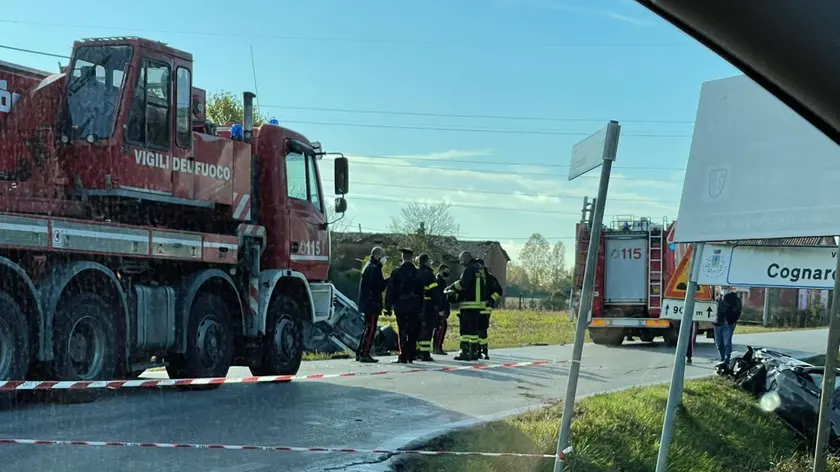 I due veicoli distrutti nei fossati in via Accoppè a Santa Maria di Sala (foto Pòrcile)