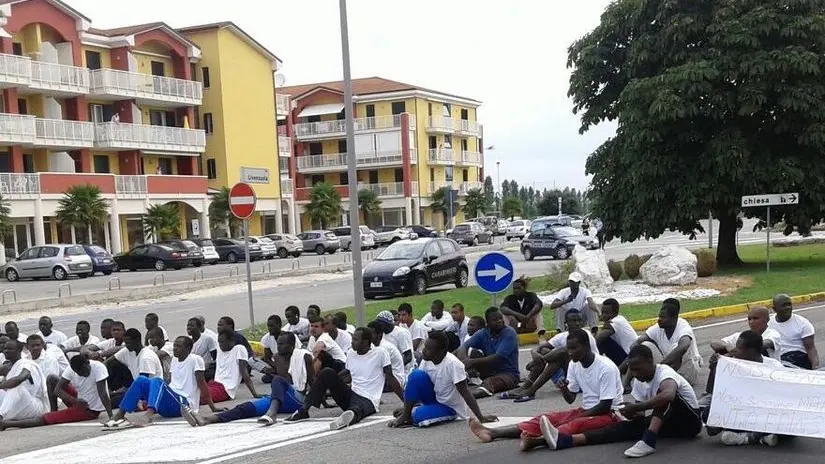 BON - DINO TOMMASELLA - ERACLEA - MANIFESTAZIONE DEI MIGRANTI IN VIA DANCALIA