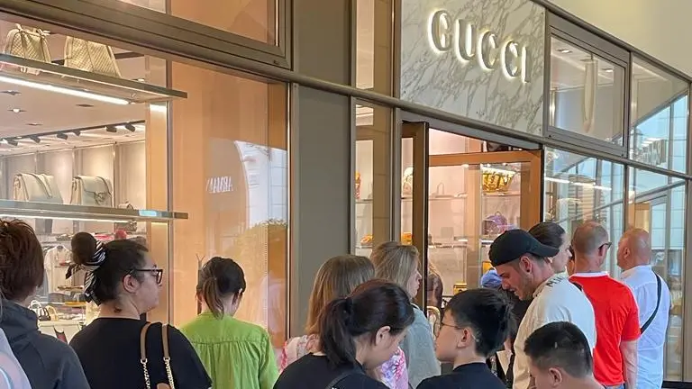 Turisti davanti a una vetrina con gli sconti