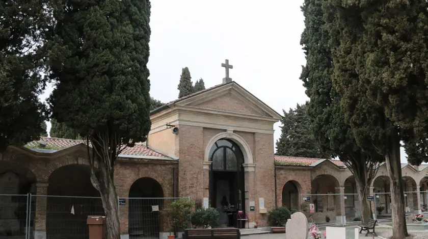 Chiarin/Agenzia Foto Candussi/Mestre, cimitero/ Chiesetta e porticato del cimitero in gravi condizioni di abbandono ed incuria