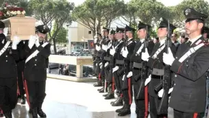 Il picchetto presenta le armi al feretro dell’appuntato scelto Rino Severino e la chiesa di San Giuseppe Lavoratore gremita di gente