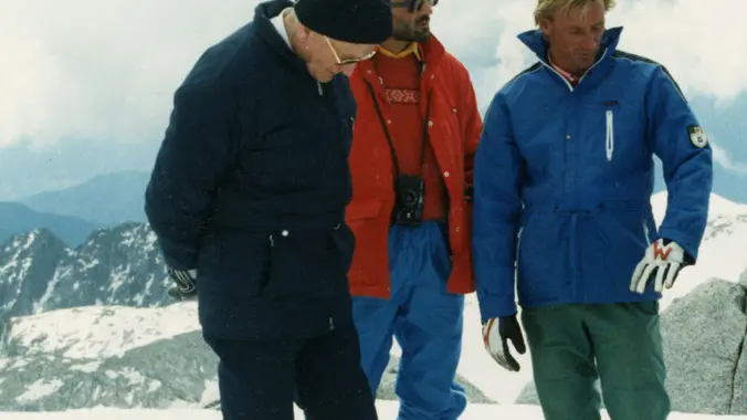 L'ex maestro di sci Lino Zani con Papa Giovanni Paolo II durante una escursione in montagna. Uno sciatore ''bravissimo'', con un grande vigore fisico, ''entusiasta'' tutte le volte che con una fuga in incognito dalla ''prigione'' del Vaticano poteva godere di qualche ora sulle amatissime cime montuose per abbandonarsi allo sci ma anche a intensi momenti di preghiera e raccoglimento. E che, anche se non lo fece vedere, ''in cuor suo si arrabbio''', quella volta che il presidente della Repubblica Sandro Pertini divulgo' la notizia della sua vacanza di tre giorni sull'Adamello, costringendolo quindi a dover lasciare gli agognati ghiacciai. Ricorda cosi' Giovanni Paolo II, Lino Zani, ex maestro di sci e alpinista, l'uomo che ebbe il privilegio, nel luglio dell'84, di guidare il Papa, neo beato, nella ormai celebre fuga sull'Adamello insieme al presidente Pertini e poi da allora, fino al '96, quando Wojtyla smise di sciare per la rottura di un femore, nelle fughe, rivelate solo di recente, del martedì sui monti dell'Abruzzo. ANSA/UFFICIO STAMPA +++EDITORIAL USE ONLY - NO SALES+++
