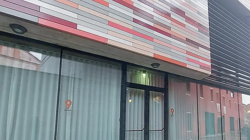 Le vetrine con le luci spente del 9 Bistrot, aperto nel 2018
