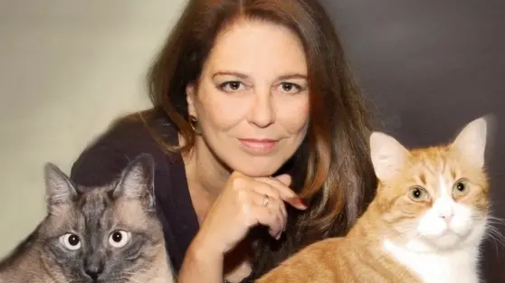 Marina Mander con alcuni dei suoi gatti