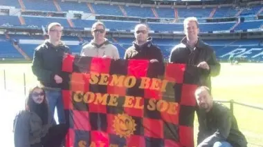 SENZA CONFINI. Un gruppo di soci del Milan Club Salzano qui allo stadio “Santiago Bernabeu” di Madrid