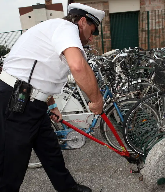 assessore contro il degrado urbano