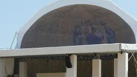A sinistra il palco visto da lontano Fervono gli ultimi preparativi