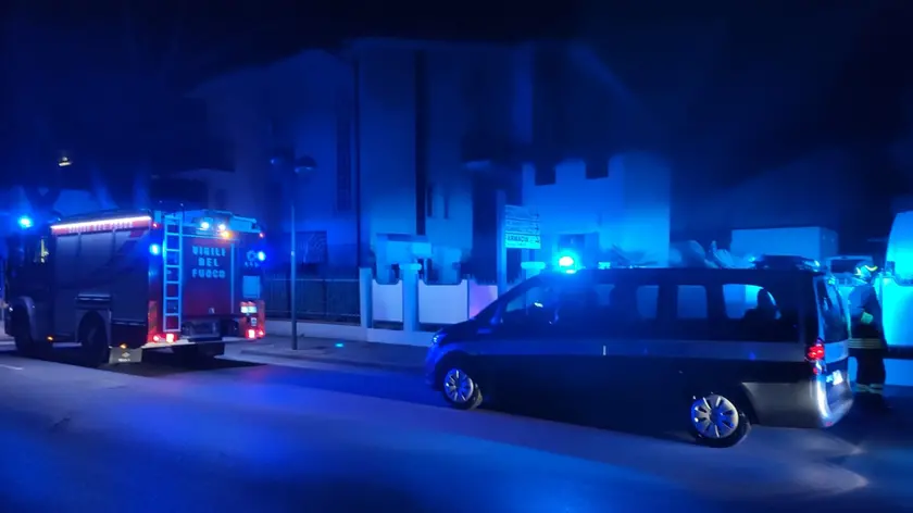 Pompieri e polizia locale in via Levantina (foto Vianello)