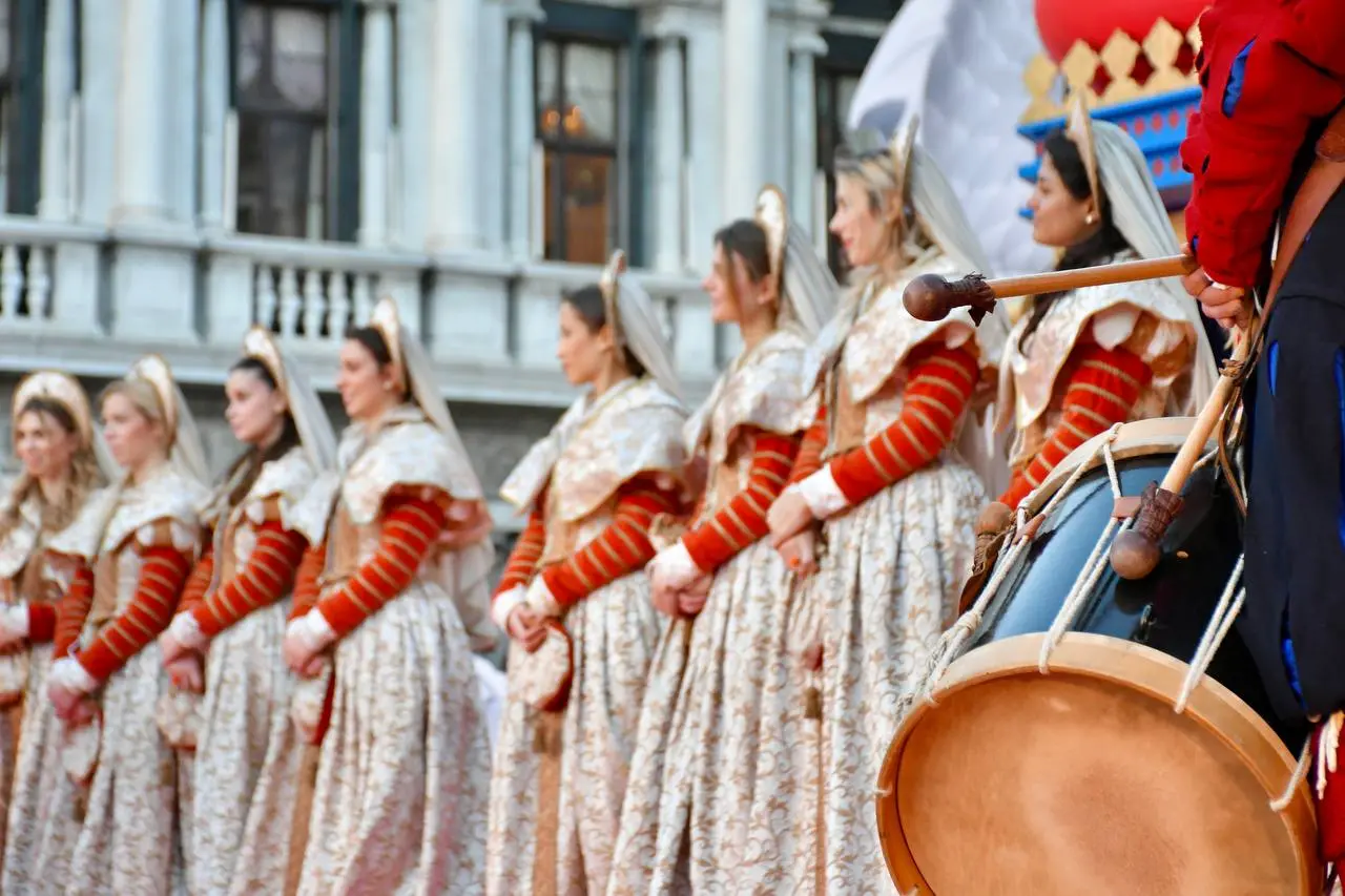 Diciotto giorni di festa che hanno portato il divertimento in tutte le "città di Venezia". Una pantegana galleggiante, cortei acquei, carri allegorici, spettacoli diffusi, rievocazioni storiche, la grazia delle 12 Marie e la magia del fuoco che incontra l’acqua all’Arsenale. Tutto questo è stato il Carnevale di Venezia 2024 “Ad Oriente. Il mirabolante viaggio di Marco Polo”, che oggi si è chiuso con il saluto da Piazza San Marco della Maria vincitrice del Carnevale 2024, Silvia Zecchin, la sfilata dei carri a Zelarino, l’ultimo spettacolo di “Terra Incognita”, nelle acque dell’Arsenale di Venezia, capace di immagare con il suo racconto ancestrale e le feste mascherate nei palazzi.