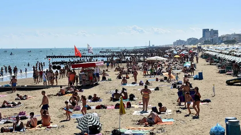 DE POLO - DINO TOMMASELLA - JESOLO LIDO - LA SPIAGGIA GREMITA DI BAGNANTI