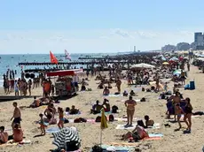 DE POLO - DINO TOMMASELLA - JESOLO LIDO - LA SPIAGGIA GREMITA DI BAGNANTI