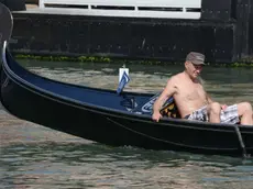Interpress/M.Tagliapietra Venezia 24.06.2016.- Turista in gondola a torso nudo. Canal Grande Rialto.