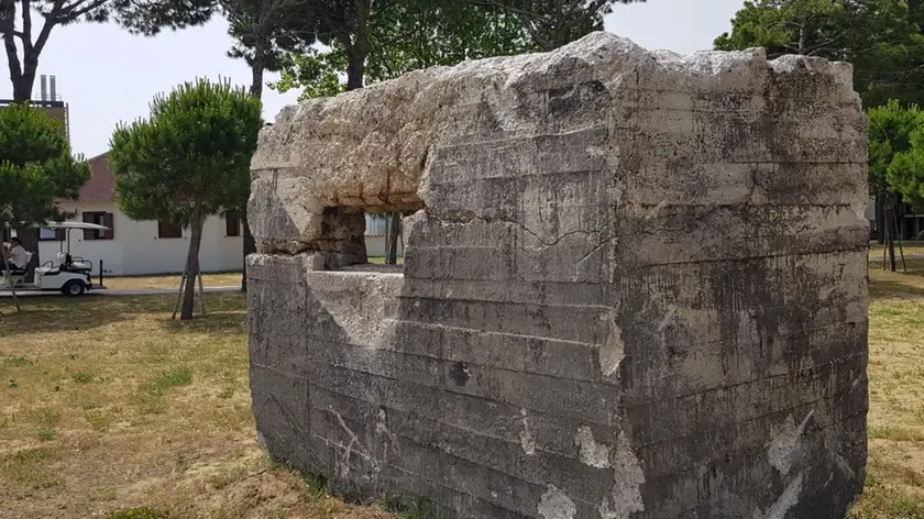 Il bunker estratto dalla sabbia (foto Fabrizio Costantini)